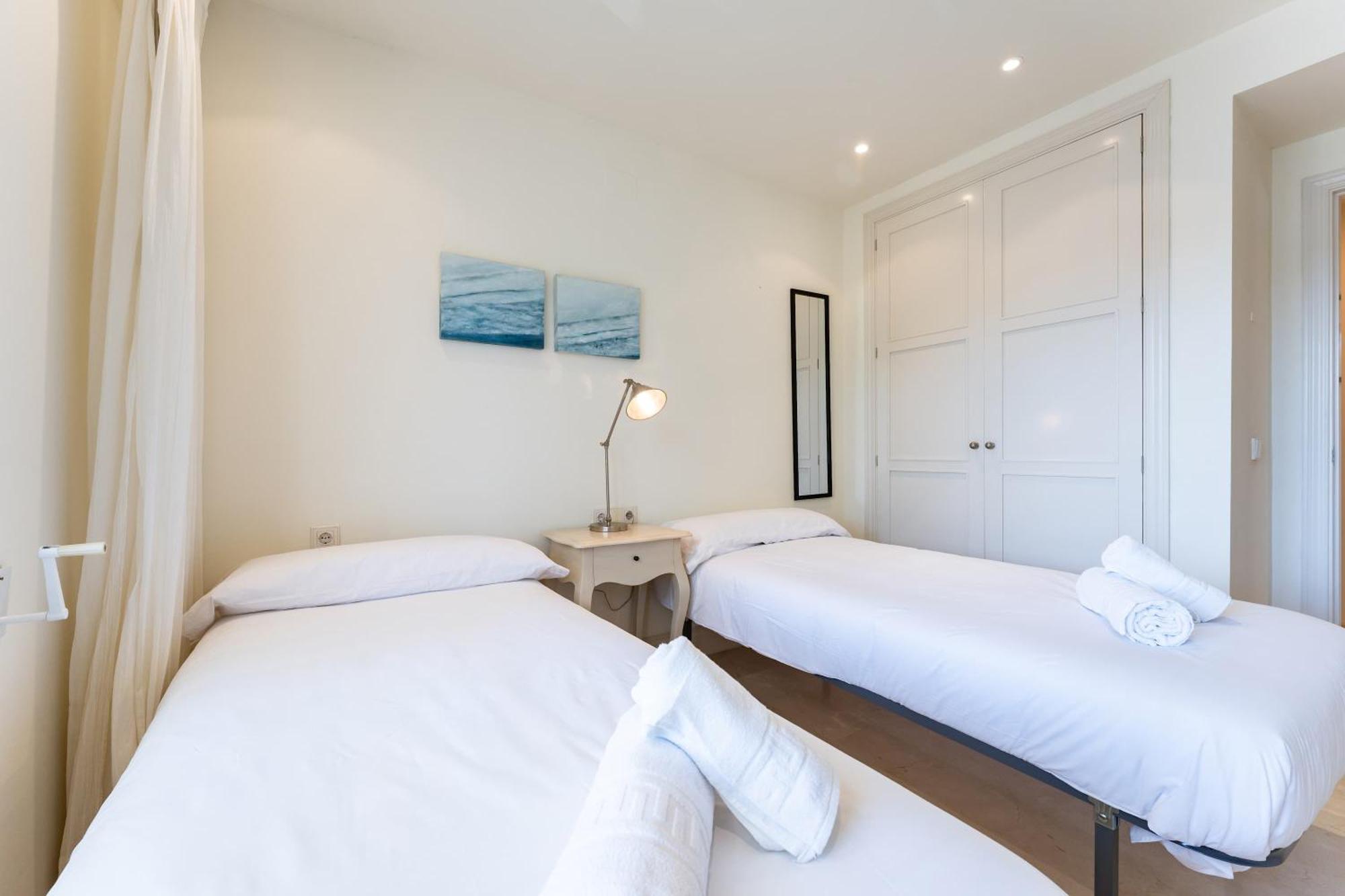 Canas In The Golden Mile With Private Parking, Perfect Location!