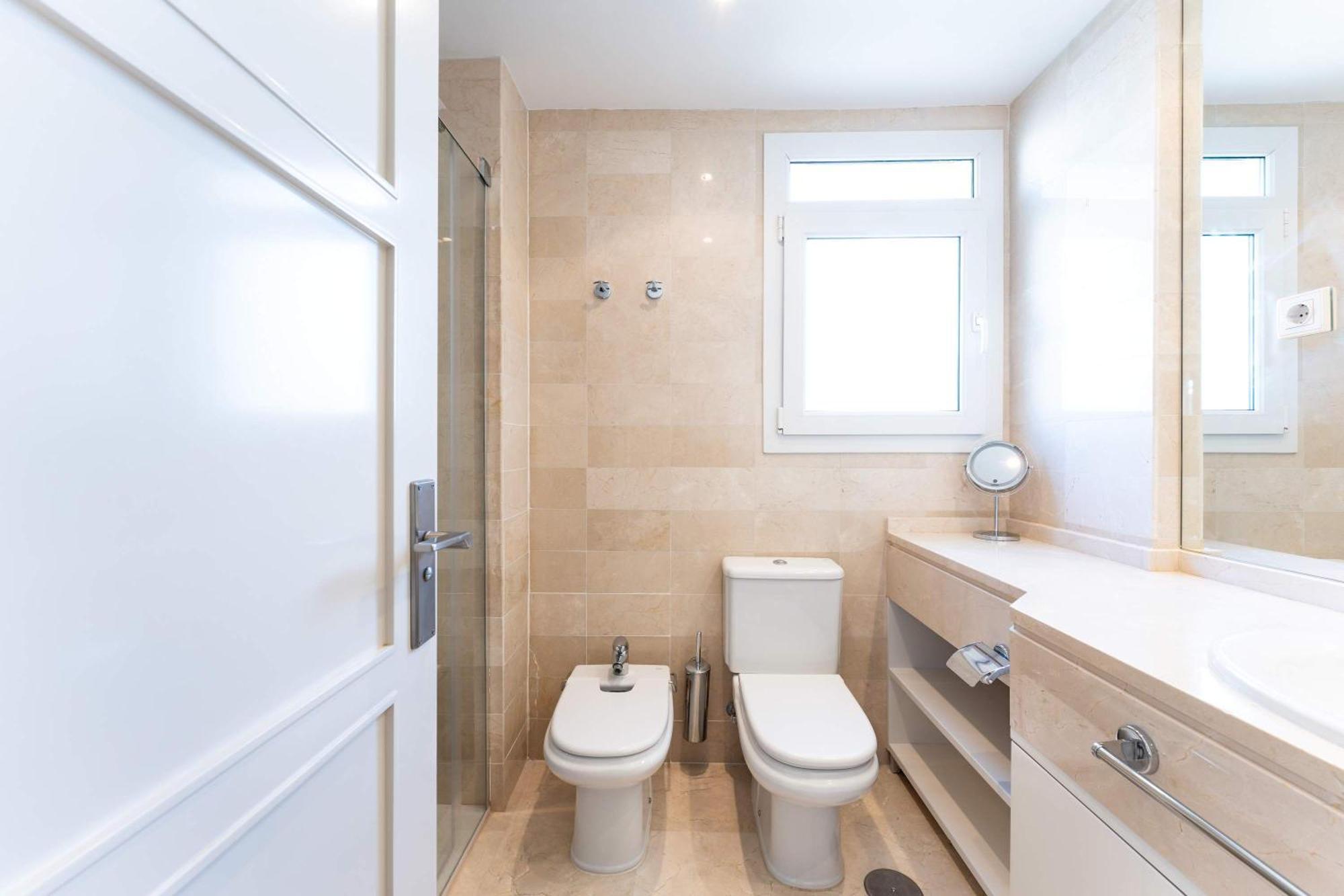 Appartement Canas In The Golden Mile With Private Parking, Perfect Location!